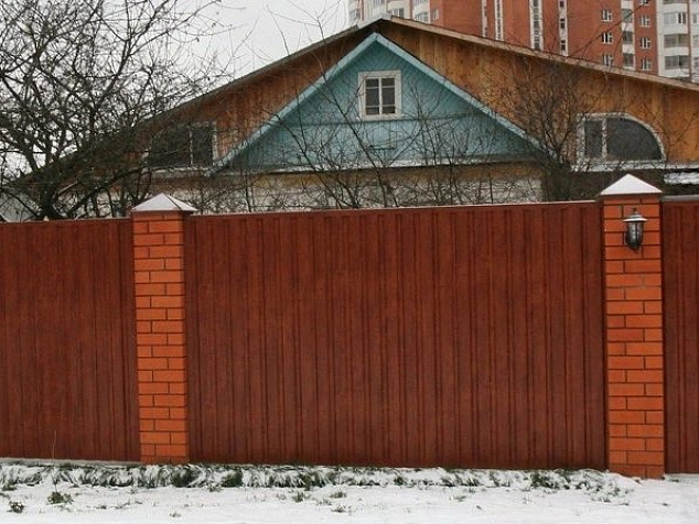 Забор под красное дерево из профлиста